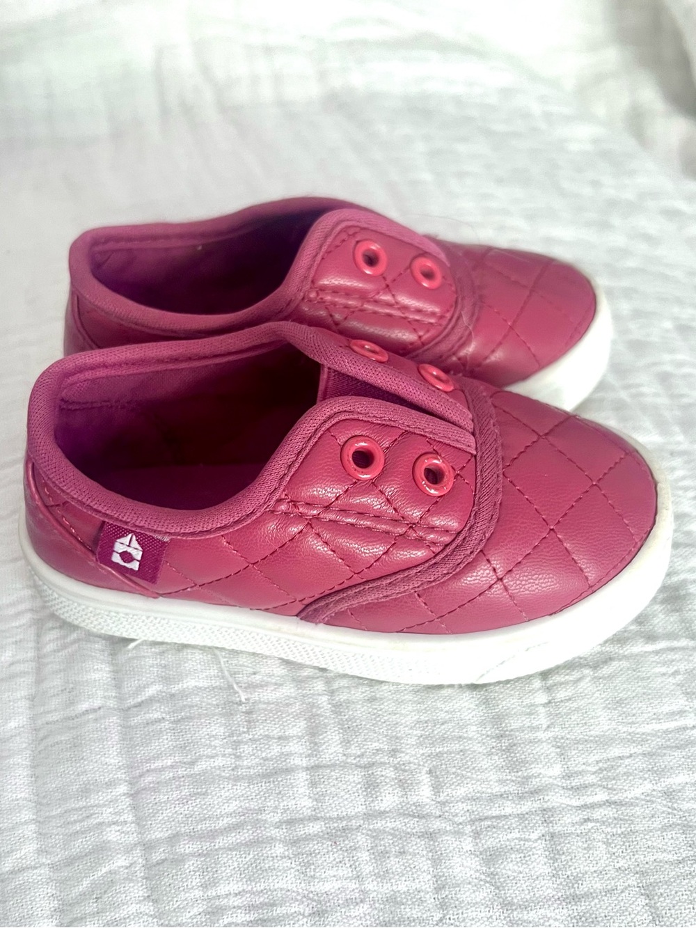 Oomphies Toddler and Girls Robin Size 5 Quilted Slip-On Sneakers